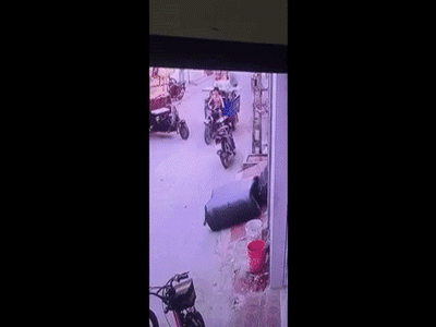 Clip: Xe ba gác đánh lái bất ngờ, 3 người đàn ông ngồi sau văng xuống đường