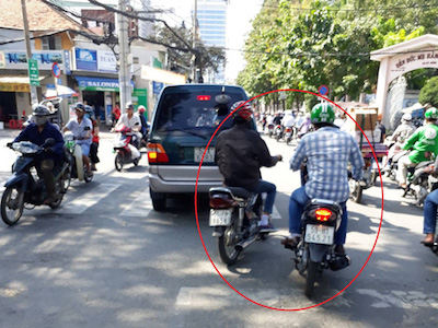 "Hiệp sĩ" Sài Gòn bị nhóm dàn cảnh cướp giật tấn công