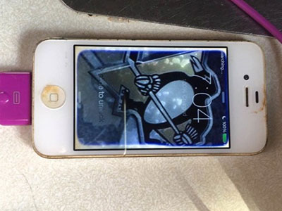 iPhone 4 ngâm một năm dưới hồ vẫn sống sót