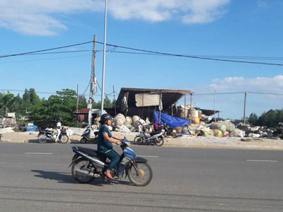 Một phụ nữ bị máy nghiền phế liệu cắt đứt 2 chân