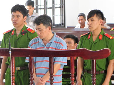 Nguyên cán bộ huyện ủy lừa gần 600 triệu đồng lãnh 12 năm tù