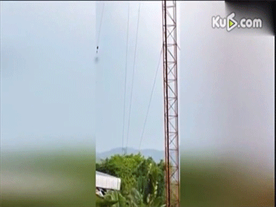 Say sưa nhảy bungee, cô gái trẻ bị bay sạch quần áo mặc trên người