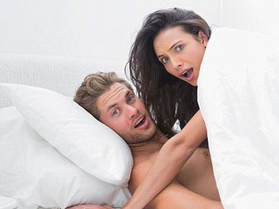 Tình huống bi hài khi bố mẹ "yêu" bị con bắt gặp