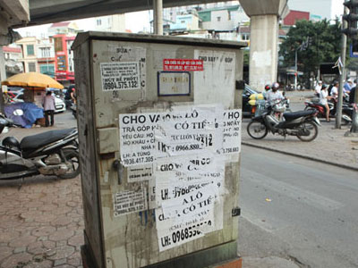 Ảnh: “Ma trận” quảng cáo thông cống, hút bể phốt ở Hà Nội