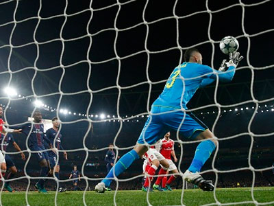 Arsenal lỡ cơ hội chiếm đỉnh bảng vì bàn phản lưới