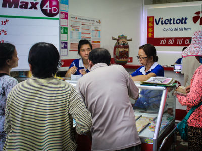 Người mua vé số tăng đột biến, các đại lý Vietlott ở Sài Gòn đã bán giá thấp hơn quy định
