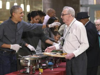 Obama đích thân phục vụ đồ ăn cho các cựu binh Mỹ