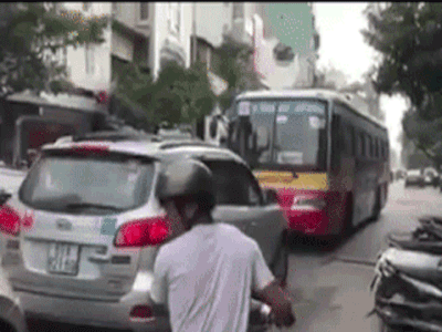 Tạm đình chỉ tài xế xe buýt lấn làn đi lùi trên phố Hà Nội