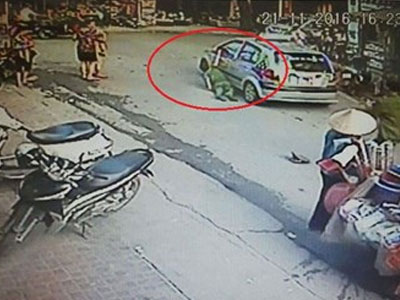Taxi đóng cửa kính kẹp tay cảnh sát rồi kéo lê trên đường