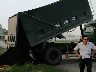 Thanh tra giao thông Hải Dương bị cản trở khi xử lý xe quá tải