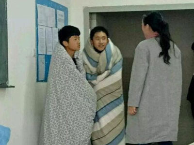 Trời quá lạnh, hai nam sinh TQ quấn chăn tới trường
