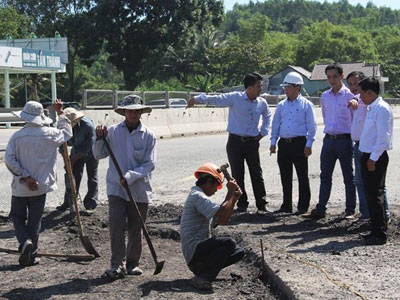 Đường 2.700 tỷ nứt, vá: Giám đốc sở "tung chiêu"