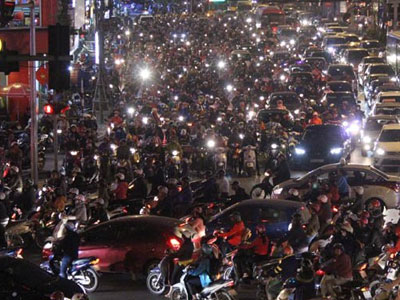Hà Nội tắc đường khắp nơi ngày Black Friday