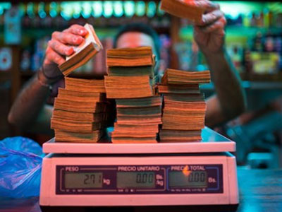 Lạm phát kinh hoàng, dân Venezuela... cân tiền thay vì đếm