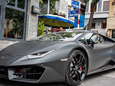 Lamborghini Huracan màu đen mờ độc nhất Việt Nam xuống phố