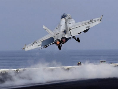Loạt tiêm kích F-18 xuất kích diệt IS từ tàu sân bay Mỹ
