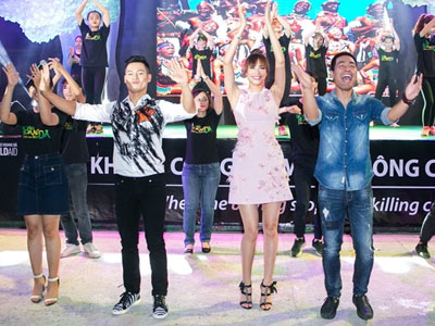 Phạm Hương cởi áo khoác để nhảy cùng MC Phan Anh