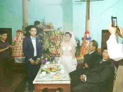 Choáng váng với chiếc váy cưới xuyên thấu "táo bạo" của cô dâu ra mắt quan viên hai họ