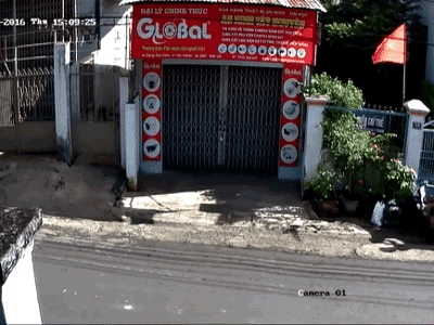 Clip: Thanh niên lao thẳng xe vào tường, giận quá bỏ luôn xe đi về