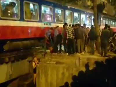Hà Nội: Một nam thanh niên lao qua tàu hỏa đang chạy bị hất văng xuống sông Lừ
