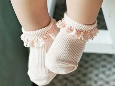 Nếu chưa biết nên hay không đi tất chân cho con khi ngủ, mẹ phải đọc bài viết này