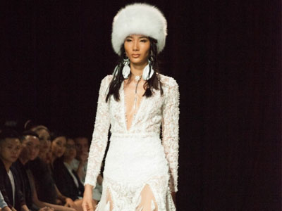 Hoàng Thùy làm cô dâu du mục trên sàn catwalk
