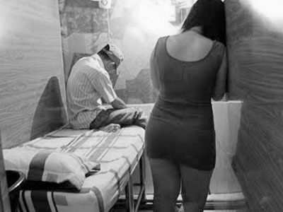 Nữ tiếp viên hé lộ bí mật trong quán cắt tóc không một sợi tóc