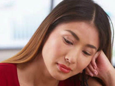 Tập giấy mẹ chồng giấu dưới gối khiến tôi quá đau lòng