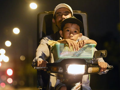 Cha con cậu bé 11 tuổi hát rong ở quán nhậu Sài Gòn