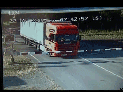 Clip: Kinh hoàng tàu hỏa đâm nát xe ben, tài xế thoát chết thần kỳ