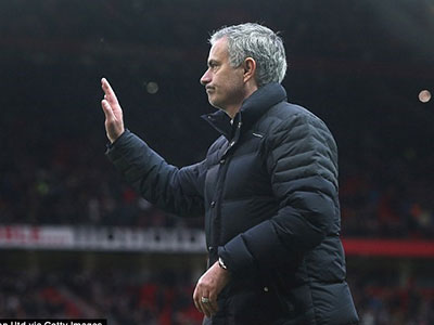 Mourinho xô đổ kỷ lục buồn gần 25 năm của Sir Alex