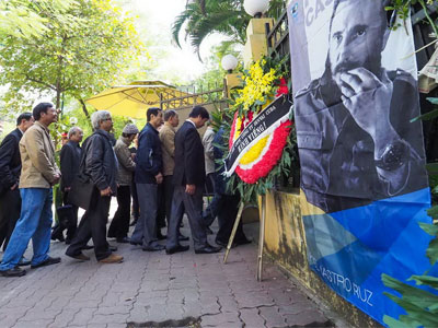 Người Hà Nội xếp hàng dài viếng Chủ tịch Fidel Castro