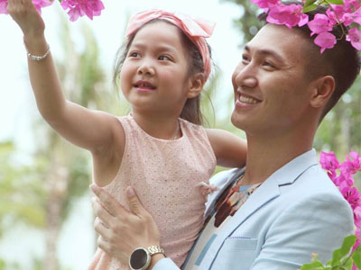 Phản ứng lạ của con gái Mạnh Trường trước cảnh nóng của bố