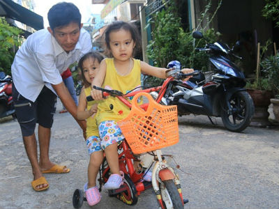 Vợ bỏ đi, người cha bệnh tật nhọc nhằn nuôi 2 bé gái sinh đôi xinh như thiên thần