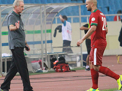 Alfred Riedl nghiên cứu băng hình về tuyển Việt Nam