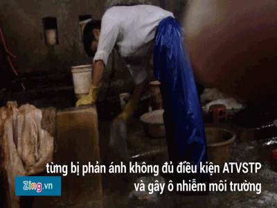 Clip: Cảnh dùng chân rửa lòng bò trong lò mổ