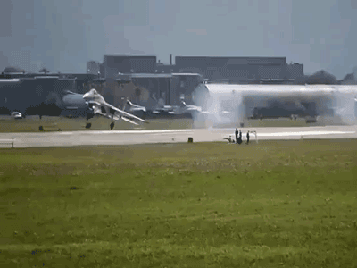 Hạ cánh lỗi, phi công Su-35 suýt phá hủy máy bay