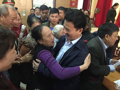 Hàng trăm tư thương cảm phục ôm hôn chủ tịch tỉnh trẻ tuổi