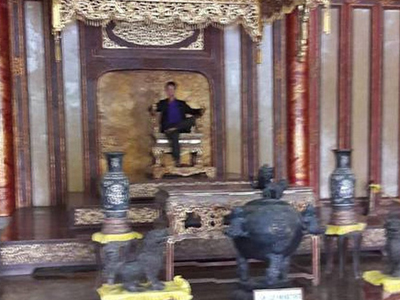 Kiểm tra hình ảnh nam thanh niên ngồi lên ngai vàng ở cung điện Thái Hòa