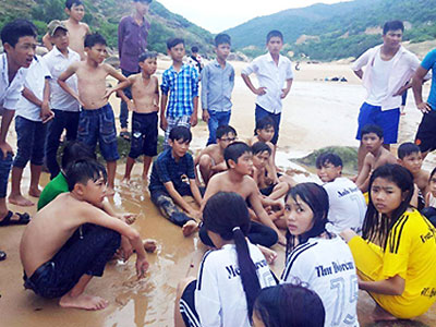 Nhóm thầy giáo Đại học An ninh cứu 3 học sinh đuối nước