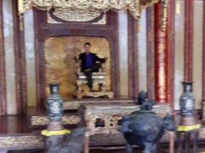 Sự thật du khách ngồi lên ngai vàng nhà Nguyễn