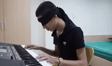 Chàng trai bịt mắt chơi đàn: "Mặc kệ ai nói mình sống ảo"