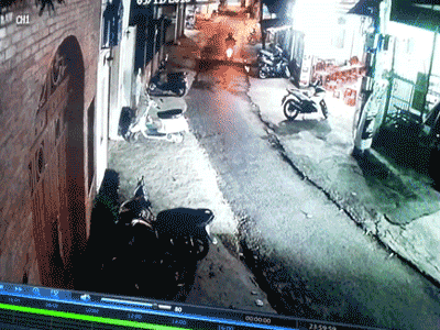 Clip: Pha đỗ xe máy khiến dân mạng phải đau đầu tranh luận