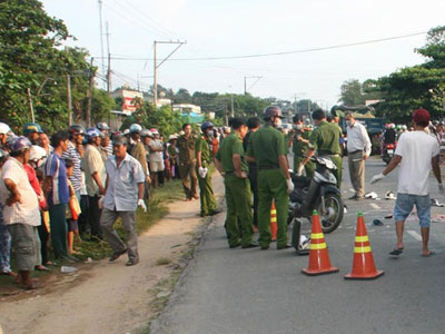 Hãi hùng đôi nam nữ bị xe tải cán qua đầu