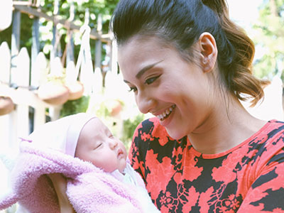 Hồng Quế: "Tôi và con gái không thể có hạnh phúc đủ đầy"