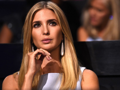 Người biểu tình phản đối con gái Trump ngoài căn hộ ở Manhattan