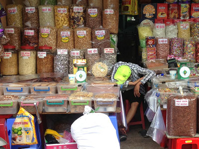 Phát hiện 9 tấn bánh kẹo "quá đát" chuẩn bị tung ra thị trường