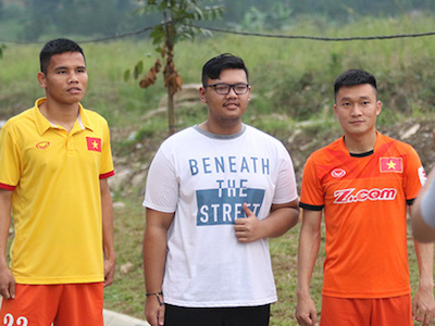 CĐV Indonesia chặn đường... giao lưu với Công Phượng