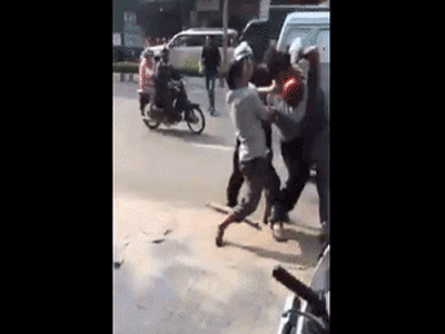 Clip: Màn "tỉ thí" giữa tài xế xe buýt và xe tải khiến cả phố náo loạn