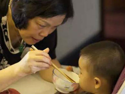 Mẹ hại con kém thông minh chỉ vì thói quen ngâm rau trong nước